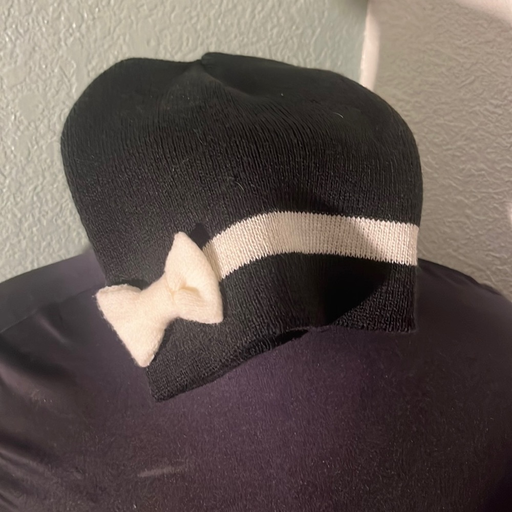Beanie with bow